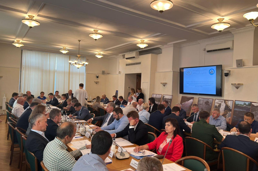 круглый стол в Государственной Думе по теме: «Законодательное регулирование отношений в сфере выполнения противофонтанных работ в целях обеспечения безопасного функционирования объектов ТЭК» - фото - 3