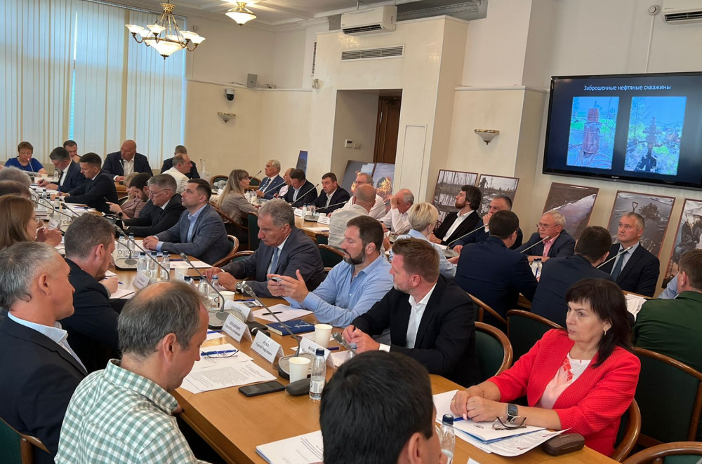 круглый стол в Государственной Думе по теме: «Законодательное регулирование отношений в сфере выполнения противофонтанных работ в целях обеспечения безопасного функционирования объектов ТЭК» - фото - 2